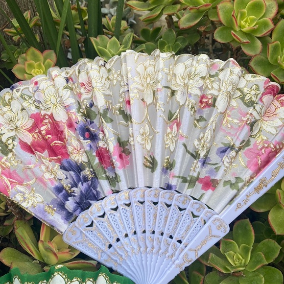 3 Hand fans - Picture 4 of 10